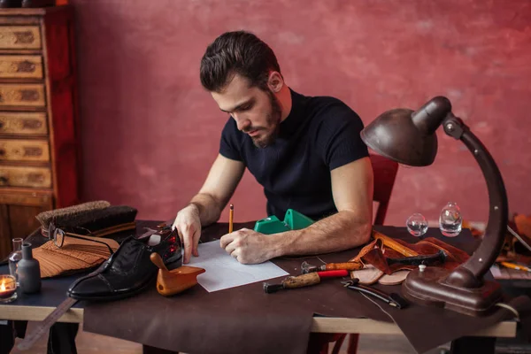 Guy attending shoe making classes — Stock Photo, Image
