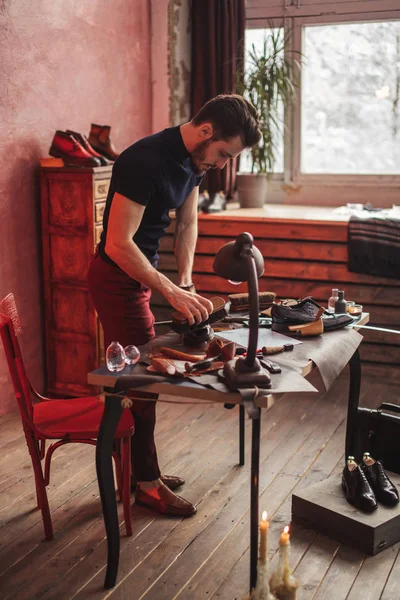 Jovem incrível homem limpeza os sapatos — Fotografia de Stock