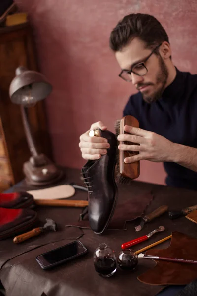 Потрясающий чистильщик обуви, работающий дома — стоковое фото