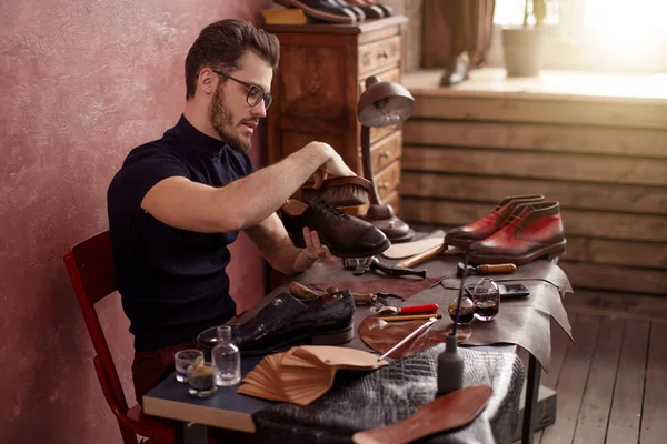 Красивый парень с помощью щетки для обуви — стоковое фото