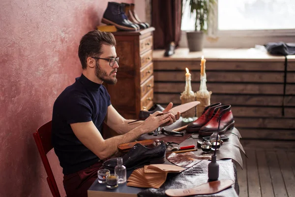 Master painting the insoles of clients — Stock Photo, Image