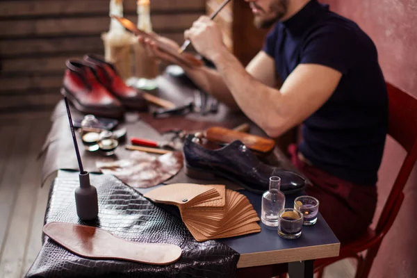 Foto recortada. hombre pintando con una punta del pincel — Foto de Stock