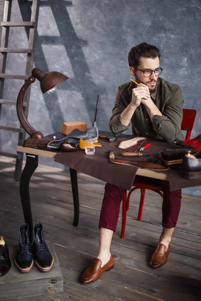 Homem bonito pensando em sua família no local de trabalho — Fotografia de Stock