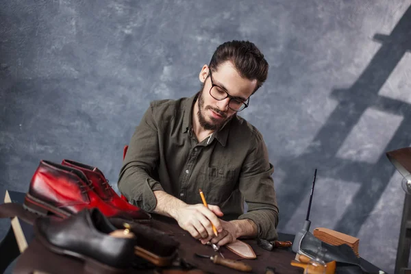 Cobber making pattern . shoe market — Stock Photo, Image