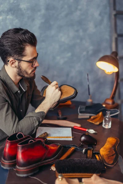 Accurate working process in the shoe shop — Stock Photo, Image