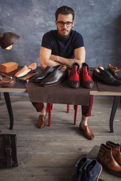 Человек подготовил обувь для продажи — стоковое фото