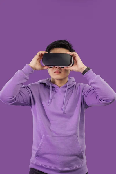 Китайський чоловік використовує жест віртуальної реальності з ізольованими руками. — стокове фото