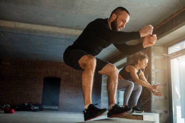 Atletik beyaz adam plyo kutusu atlama egzersiz crossfit egzersiz sırasında performans