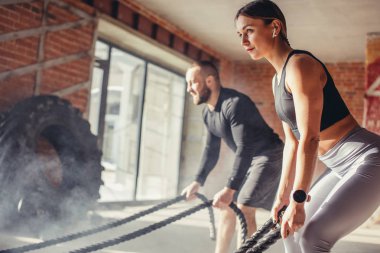 Kadın ve erkekte ip savaş egzersiz ile fonksiyonel eğitim spor salonu