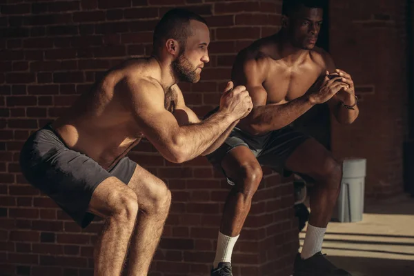 Muskulös multietniskt atletisk vänner gör hopp låda medan du tränar i gymmet — Stockfoto