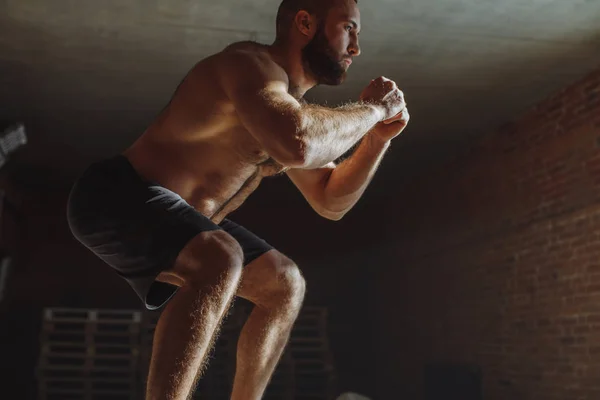 Caucásico atlético hombre realizando plyo box salto ejercicio durante crossfit entrenamiento — Foto de Stock