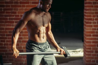 Kas Afrika adam tuğla duvara balyoz ile tekerlek lastik isabet