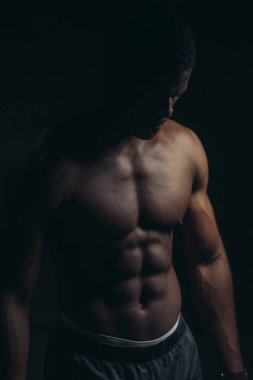 Yakışıklı Afrika vücut geliştirmeci adamla çıplak kas gövde. Spor kavramı.