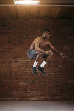 Afrika adam havada crossfit egzersiz sırasında yüksek atlama. Lifestyle spor Power
