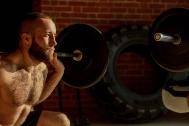 İki güçlü muscullar eğitim vücut salonunda adamın.