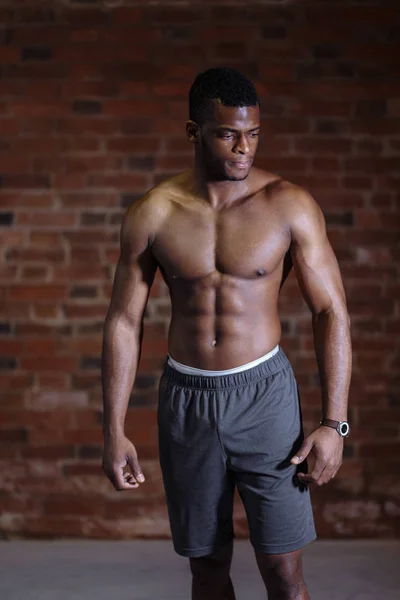 Guapo africano culturista hombre con el torso muscular desnudo. Concepto deportivo . —  Fotos de Stock