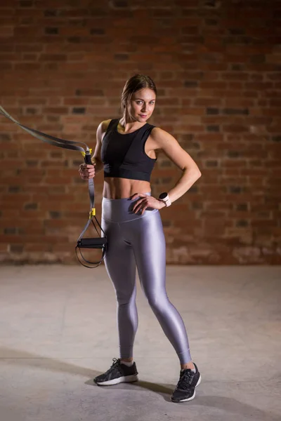 Fitness-Frauen trainieren auf Tragegurten im Fitnessstudio. Crossfit. Ausbildung trx. — Stockfoto