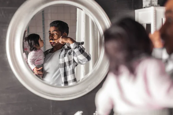 Divertido papá mostrando a su hijo cómo cepillarse los dientes en la mañana — Foto de Stock