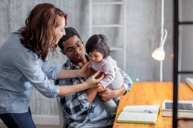 mutlu anne elinde kızını almaya gidiyor