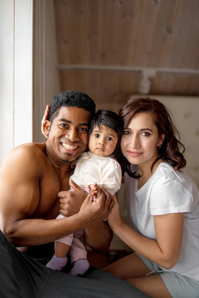 Meisje met goede, liefhebbende ouders jonge gezin dat een gelukkig leven — Stockfoto
