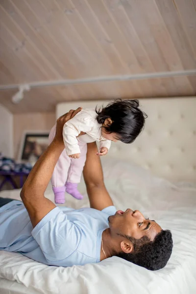 Divertido papá tener un divertido con su poco adorable hija —  Fotos de Stock