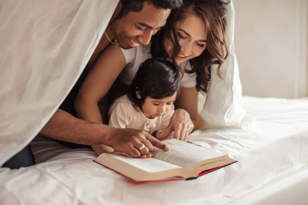 Atractivo sonriente pareja consiguiendo placer de la lectura —  Fotos de Stock