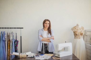 Yakın çekim portre genç terzi ya da terzi bir onun çalışma alanı.