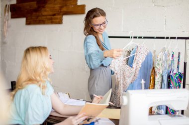 Müşteri rahat Studio ile düzenin özellikleri tartışmak kadın terzi