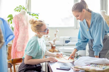 Müşteri rahat Studio ile düzenin özellikleri tartışmak kadın terzi