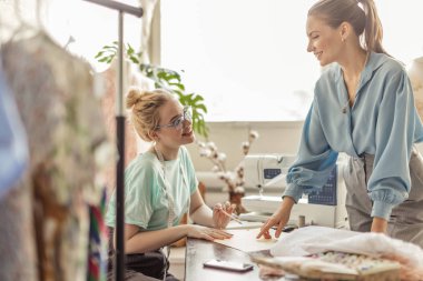 Müşteri rahat Studio ile düzenin özellikleri tartışmak kadın terzi