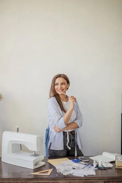 Close-up portret van de jonge naaister of naaister een haar werkplek. — Stockfoto