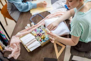 güzel bir kumaş parçası iki terzi görünüyor