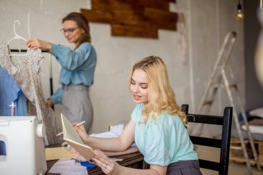 Müşteri rahat Studio ile düzenin özellikleri tartışmak kadın terzi