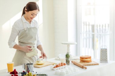 yumurta karıştırma neşeli güzel kız