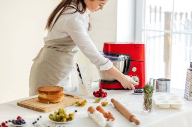 blender makine düzenleyen genç kadın