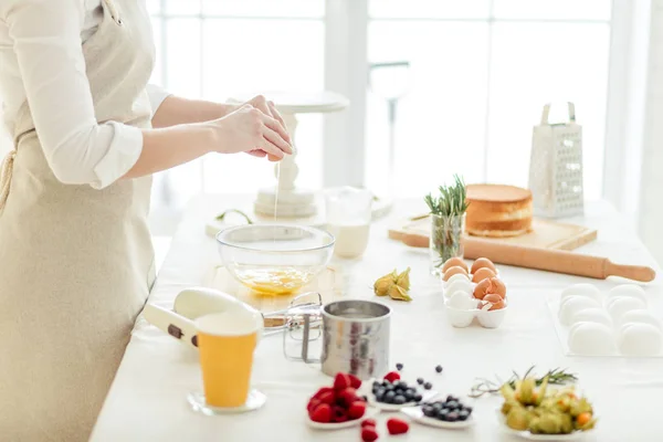 Hårt arbetande hemmafru förbereder frukost på morgonen — Stockfoto