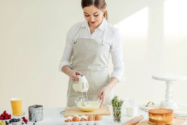 Schöne positive Mädchen lernen zu kochen — Stockfoto