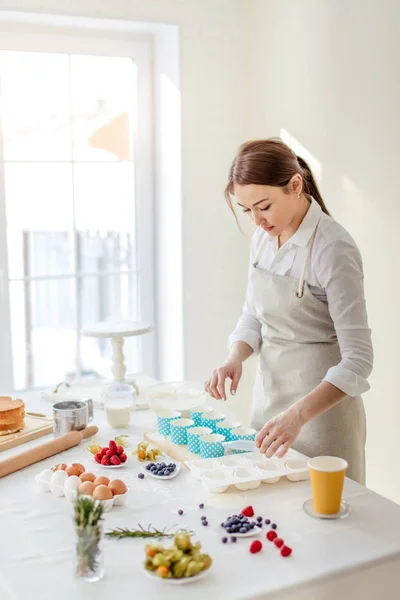 Chef haciendo cupcakes para ocasiones especiales —  Fotos de Stock