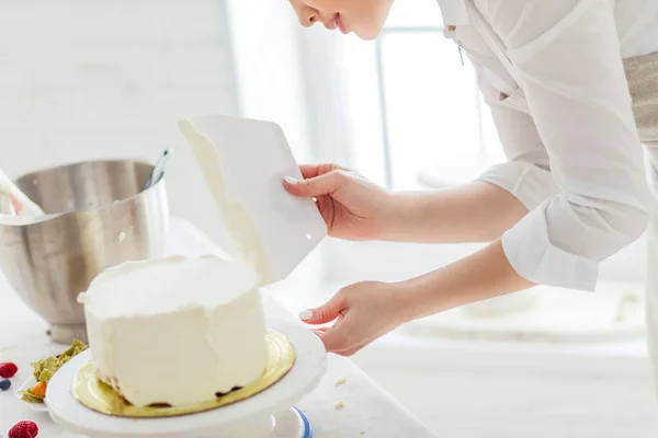 Ama de casa suavizar los bordes de la torta —  Fotos de Stock