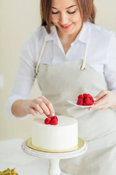 Talentoso chef disfruta decorando pastel —  Fotos de Stock