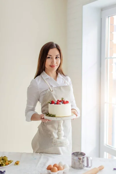 Encantadora joven ha cocinado postre para la familia —  Fotos de Stock