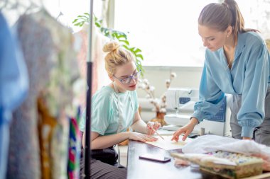 Müşteri rahat Studio ile düzenin özellikleri tartışmak kadın terzi