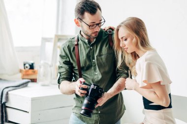 ciddi adam ve kız bir kamera sorunlu