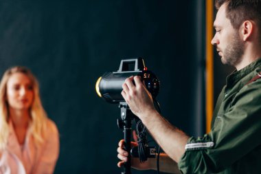 Fotoğraf ve video studio için ekipman kullanarak çekici bir adam