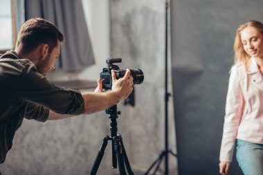 genç adam bir fotoğraf yapmaya konsantre