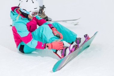 Genç güzel şık kadın onun snowboard yaparken bantlama