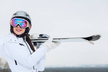 Kameraya bakarak spor ekipmanları ile büyüleyici sporcumuz