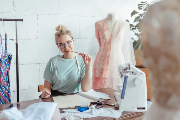 Mode-ontwerper op het werk. Talanted naaister het tekenen van de schets op haar werkruimte — Stockfoto