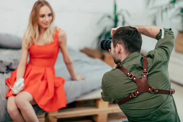 Joven fotograther trabajando con un cliente — Foto de Stock