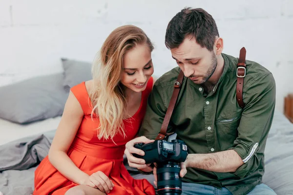 Joven guapo hombre muestra una foto de la hermosa chica — Foto de Stock